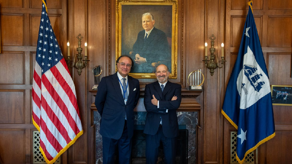 Pakistan finance minister holds talks on trade, reform and investment